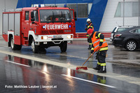 Feuerwehr beim Binden der Ölspur Feuerwehr beim Binden der Ölspur