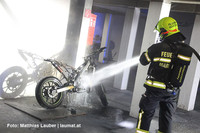 Löscharbeiten am brennenden Moped Löscharbeiten am brennenden Moped