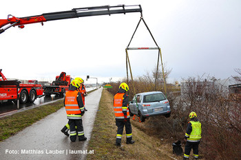 Bergung des Unfallfahrzeugs Bergung des Unfallfahrzeugs