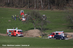 Feuerwehr bei der Bergung des Traktors Feuerwehr bei der Bergung des Traktors