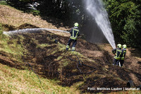 Feuerwehr bei den Löscharbeiten Feuerwehr bei den Löscharbeiten