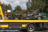 der ausgebrannte Lotus wird abtransportiert der ausgebrannte Lotus wird abtransportiert