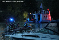 Bergung des gekenterten Hausboots auf der Donau Bergung des gekenterten Hausboots auf der Donau