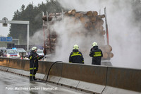 Löscharbeiten am brennenden LKW-Hänger Löscharbeiten am brennenden LKW-Hänger
