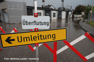 Straßensperre in Redlham wegen Überflutung Straßensperre in Redlham wegen Überflutung