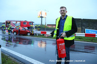 Thomas Altof, Feuerwehrmann und beruflich Mitarbeiter im Büro des Verkehrslandesrates, fuhr sofort zur nächsten Tankstelle, schnappte sich einen Feuerlöscher und hielt damit den PKW-Brand erfolgreich in Schach. Thomas Altof, Feuerwehrmann und beruflich Mitarbeiter im Büro des Verkehrslandesrates, fuhr sofort zur nächsten Tankstelle, schnappte sich einen Feuerlöscher und hielt damit den PKW-Brand erfolgreich in Schach.