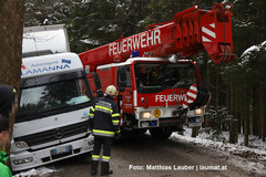 Schwierige LKW-Bergung für die FF Michaelnbach Schwierige LKW-Bergung für die FF Michaelnbach