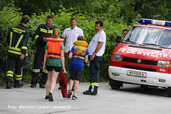 Einsatzkräfte mit den geborgenen Kindern Einsatzkräfte mit den geborgenen Kindern