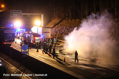 Löscharbeiten am brennenden LKW-Hänger Löscharbeiten am brennenden LKW-Hänger