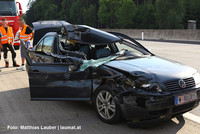 das schwer beschädigte Unfallfahrzeug das schwer beschädigte Unfallfahrzeug