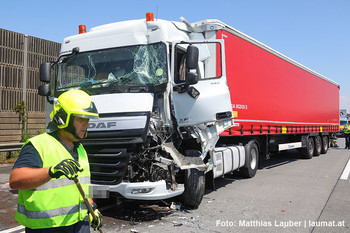 Aufräumarbeiten an der Unfallstelle Aufräumarbeiten an der Unfallstelle