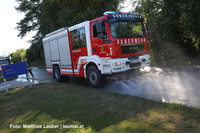 Feuerwehr beim Reinigen der Straße Feuerwehr beim Reinigen der Straße