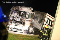 Löscharbeiten am brennenden LKW Löscharbeiten am brennenden LKW