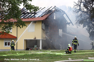 Feuerwehren bei den Löscharbeiten Feuerwehren bei den Löscharbeiten