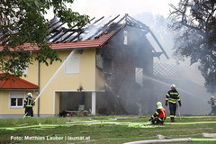 Feuerwehren bei den Löscharbeiten Feuerwehren bei den Löscharbeiten
