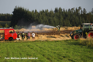 Feuerwehren bei den Löscharbeiten Feuerwehren bei den Löscharbeiten