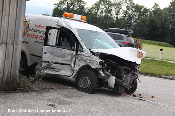 eines der schwer beschädigten Unfallfahrzeuge eines der schwer beschädigten Unfallfahrzeuge