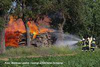 Schwierige Löscharbeiten bei Brand eines Holzstoßes in Holzhausen Schwierige Löscharbeiten bei Brand eines Holzstoßes in Holzhausen
