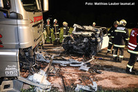 Einsatzkräfte an der Unfallstelle Einsatzkräfte an der Unfallstelle