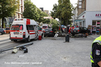 Einsatzkräfte an der Unfallstelle Einsatzkräfte an der Unfallstelle