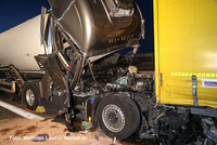 der schwerst beschädigte LKW-Zug der schwerst beschädigte LKW-Zug