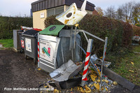 der vollkommen zerstörte Glascontainer der vollkommen zerstörte Glascontainer