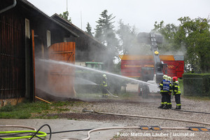 Löscharbeiten der Feuerwehren Löscharbeiten der Feuerwehren