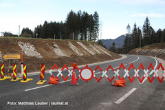 Halsgraben zwischen Scharnstein und St. Konrad 4 Tage nach Verkehrsfreigabe wegen Hangrutsch erneut gesperrt Halsgraben zwischen Scharnstein und St. Konrad 4 Tage nach Verkehrsfreigabe wegen Hangrutsch erneut gesperrt