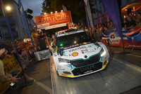 Raimund Baumschlager holt auf Skoda Kreisel RE-X1 am Start Raimund Baumschlager holt auf Skoda Kreisel RE-X1 am Start