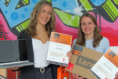 Alina Haas (l.) und Martina Gruber sind Österreichs beste Nachwuchsbuchhalterinnen, sie wurden vom Schulbuchverlag Trauner und dem Softwarehersteller BMD mit dem “School Award” ausgezeichnet.